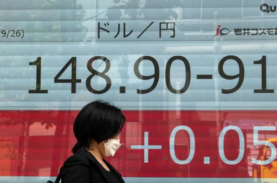 Japonský najvyšší predstaviteľ „nevylučuje žiadne kroky“ na riešenie slabšieho jenu