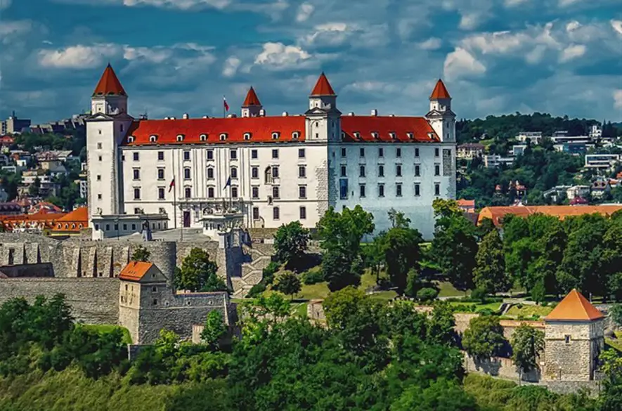 Objavte čaro Bratislavy: Preskúmajte majestátny hrad, Starú radnicu a tajomnú minulosť