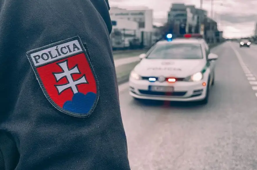Enviropolícia obvinila muža z týrania zvierat. Ten mal počas hádky vyhodiť z okna psa
