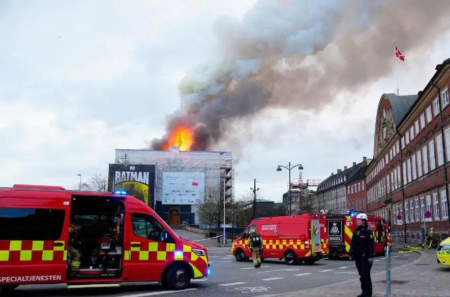 VIDEO: Historickú budovu v Kodani zachvátil požiar. Veža historickej budovy sa zrútila