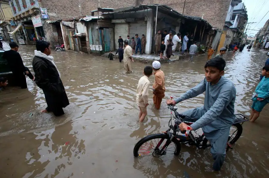 Počet mŕtvych v Pakistane narastá. Povodne zničili domy, cesty aj most