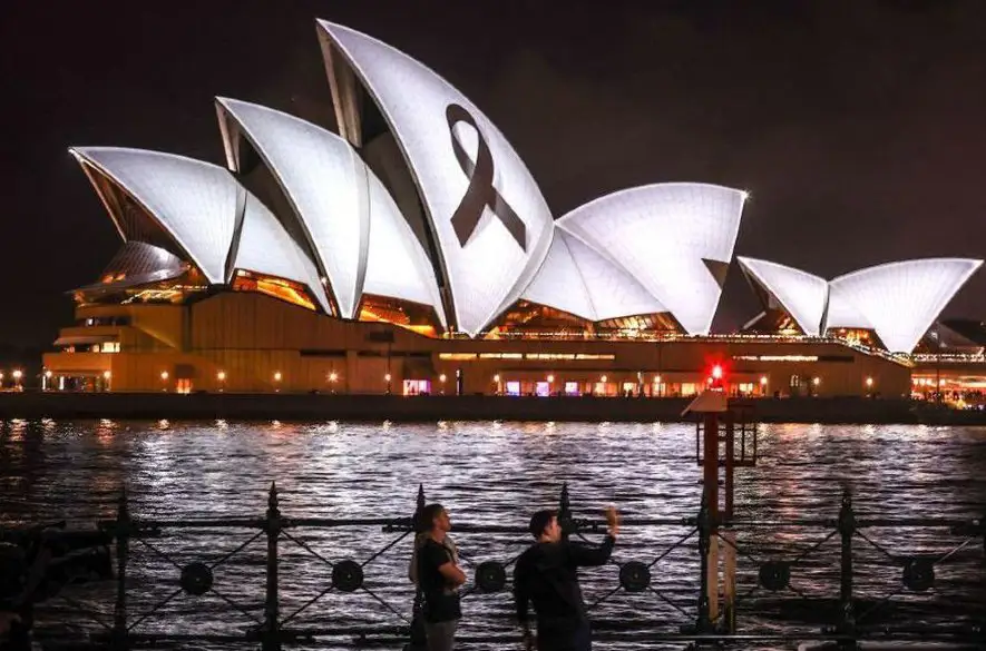 Na počesť obetí útoku v nákupnom centre bola osvetlená Opera v Sydney