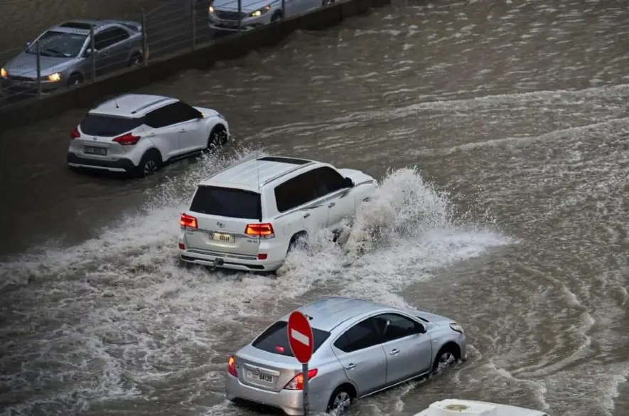 VIDEO: Spojené arabské emiráty zasiahli silné búrky. V Dubaji voda zaplavila ulice aj rušné letisko
