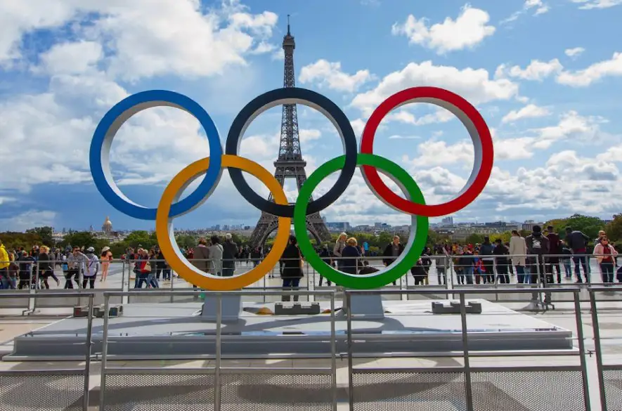 Do olympiády v Paríži zostáva 100 dní. V antickej Olympii slávnostne zapálili oheň pre OH 2024