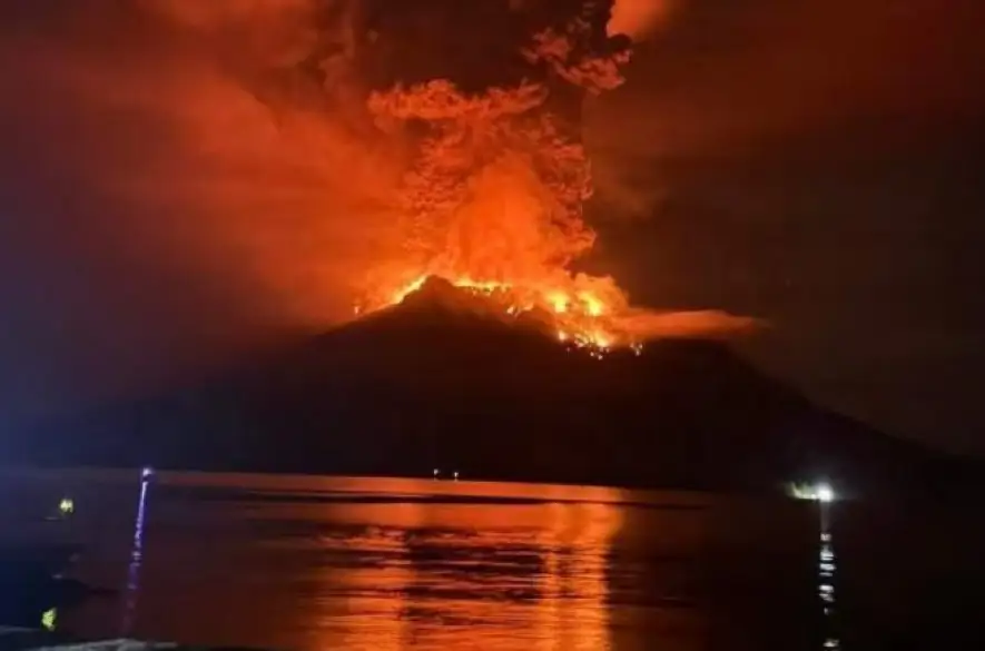 V Indonézii včera vybuchla sopka Ruang, evakuovať museli stovky ľudí