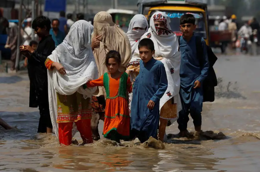 Mŕtvych aj zranených pribúda. V Pakistane očakávajú ďalší dážď, búrky aj krupobitie