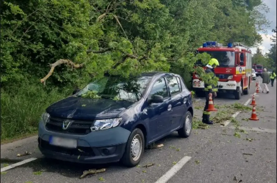 V Bratislave došlo k dopravnej nehode. Tento úsek cesty je riadený policajtmi