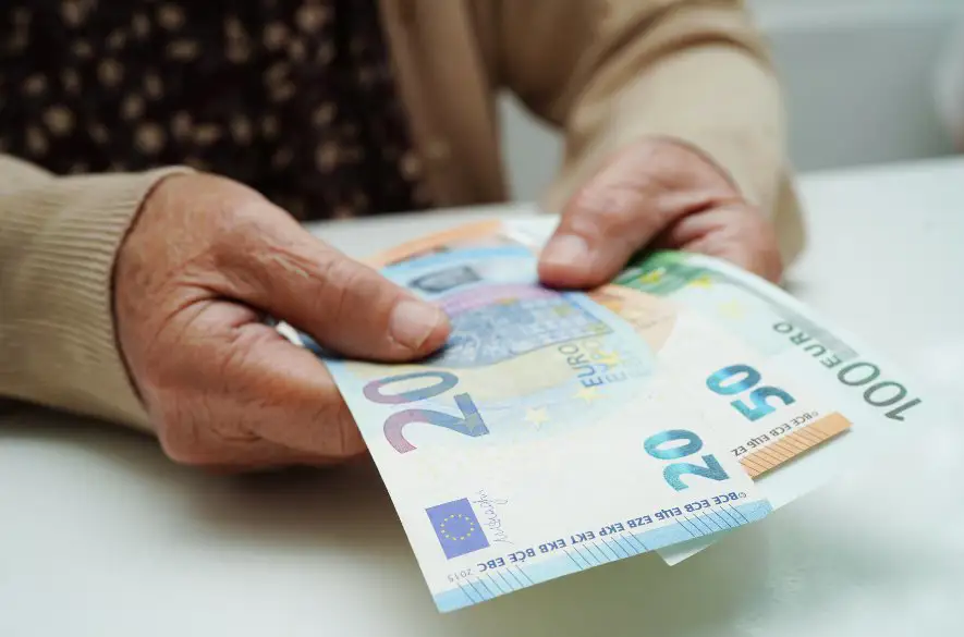 Parlament schválil plnohodnotný 13. dôchodok. Kedy a komu bude vyplatený?
