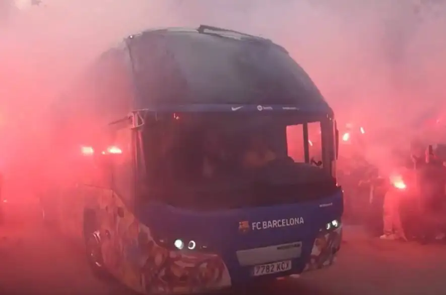 Fanúšikovia FC Barcelony omylom zaútočili na autobus vlastného tímu +VIDEO