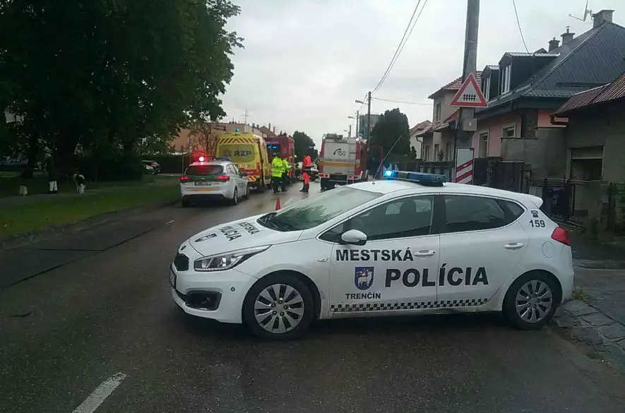 Včerajšia dopravná nehoda v Trenčíne: Zasahovali záchranári aj hasiči, hlásili zranené osoby