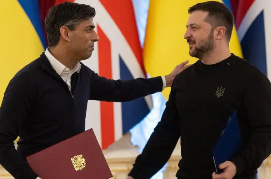 Británia schválila doposiaľ najväčší balík pomoci pre Ukrajinu. Obsahuje viac ako tisíc striel či stovky vozidiel