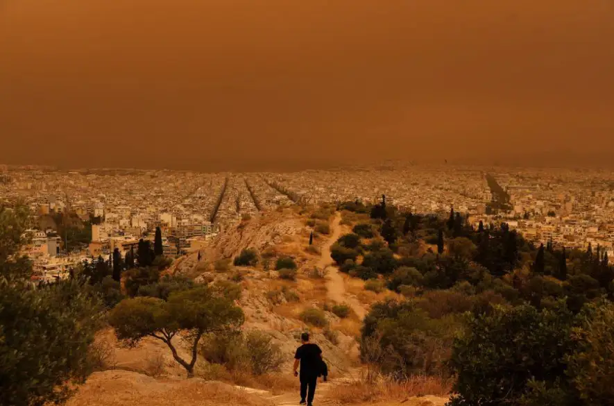 Grécko zahalil žltooranžový opar prachu. Úrady kvôli tomu vydali zdravotné varovania