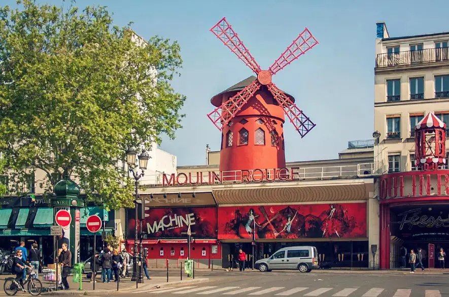 Mlyn slávneho francúzskeho kabaretu Moulin Rouge prišiel o svoje krídla. Zrútili sa uprostred noci