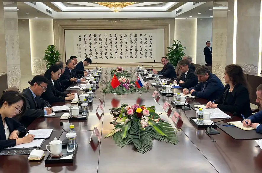 Príprava oficiálnej návštevy predsedu vlády SR v Číne pokračuje. Štátny tajomník Marek Eštok absolvoval prípravné konzultácie v Čínskej ľudovej republike