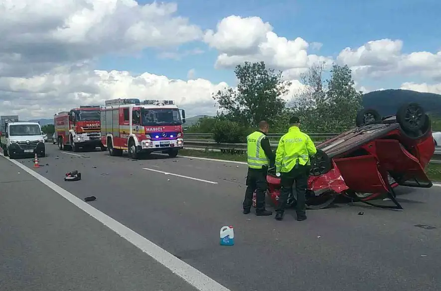 Dopravná nehoda na D1 pri obci Hôrka nad Váhom: Auto skončilo na streche, jedna osoba v ňom uviazla