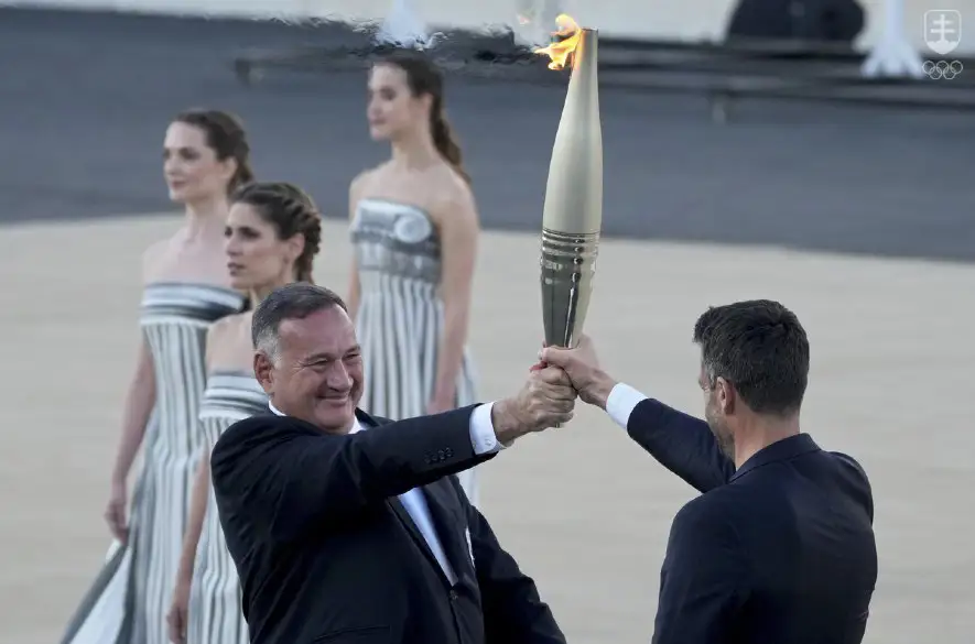 Gréci odovzdali olympijský oheň Parížanom, do Francúzska ho vezie plachetnica