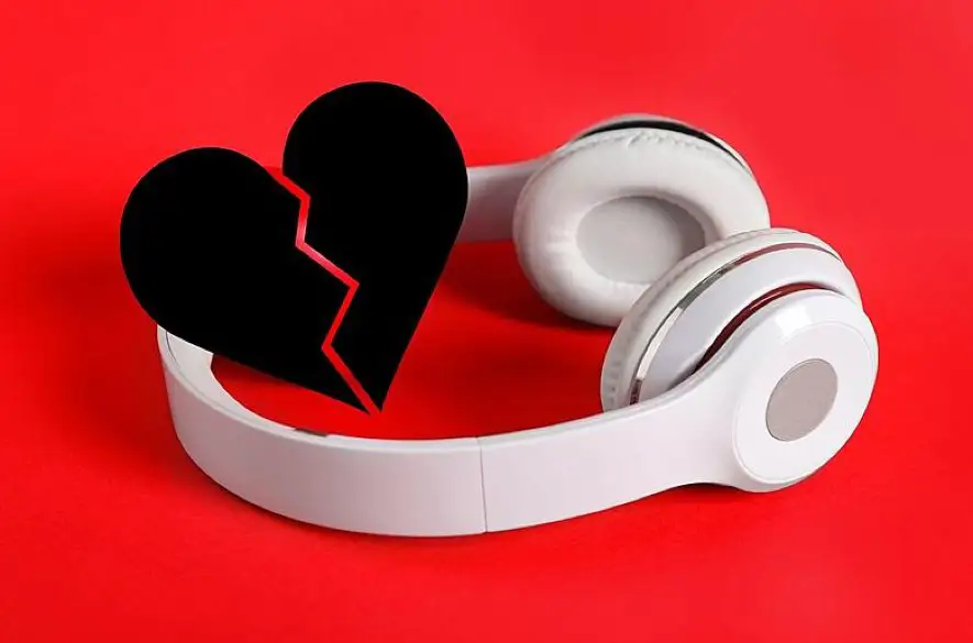 Rozchodová hudba nám umožňuje prístup k hlbokým emóciám: Prečo ju ľudia milujú aj keď sú v šťastných vzťahoch?