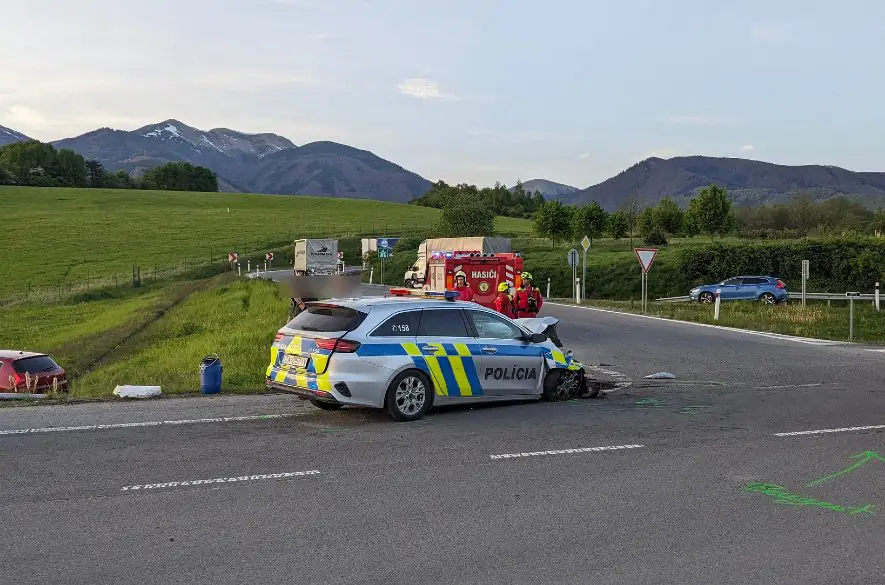 Na ceste 1/18 v Turanoch sa zrazilo osobné auto s policajným. Vodiči utrpeli zranenia a museli ich previezť do nemocnice