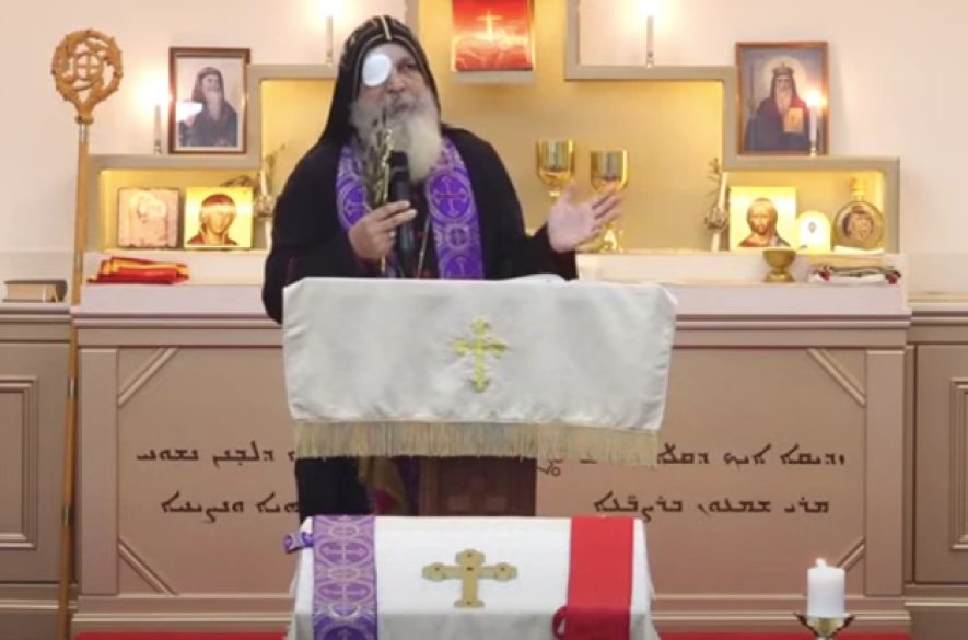 Pobodaný asýrsky biskup po návrate z nemocnice opäť káže, má poranené oko + VIDEO