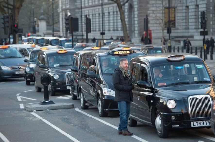 Uber čelí žalobe zo strany tradičných londýnskych taxikárov. Môžu získať desaťtisíce eur