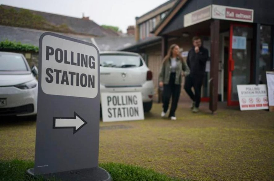 V Anglicku a Walese sa začali komunálne voľby. Voliči si vyberajú viac ako 2000 členov mestských rád a 11 starostov miest
