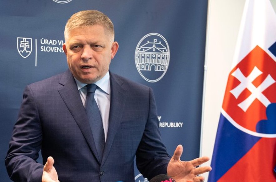 Slovensko nepošle na Ukrajinu ani jedného vojaka, hovorí premiér Fico. Reagoval tak na Macrona, ktorý nezavrhuje myšlienku o vyslaní vojakov do vojny