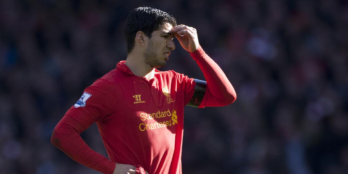 Luis Suárez ( FC Liverpool) pohrýzol obrancu do ramena