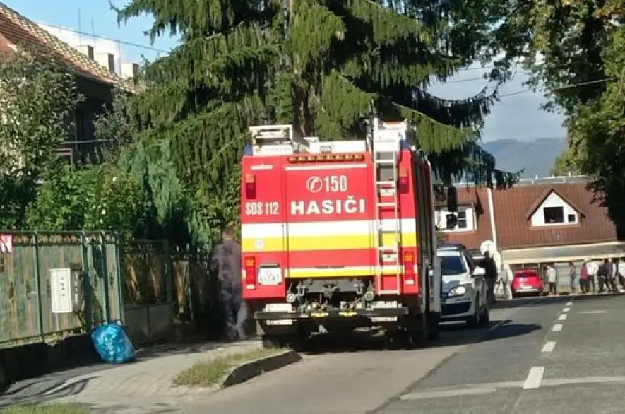 V okrese Poltár vybuchla plynová bomba v bytovke. Zasahovali záchranári, situácia je už pokojná