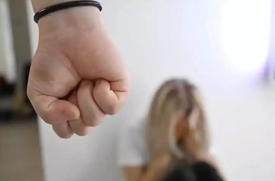Agresívny muž sa manželke a dcére vyhrážal vyhodením z balkóna