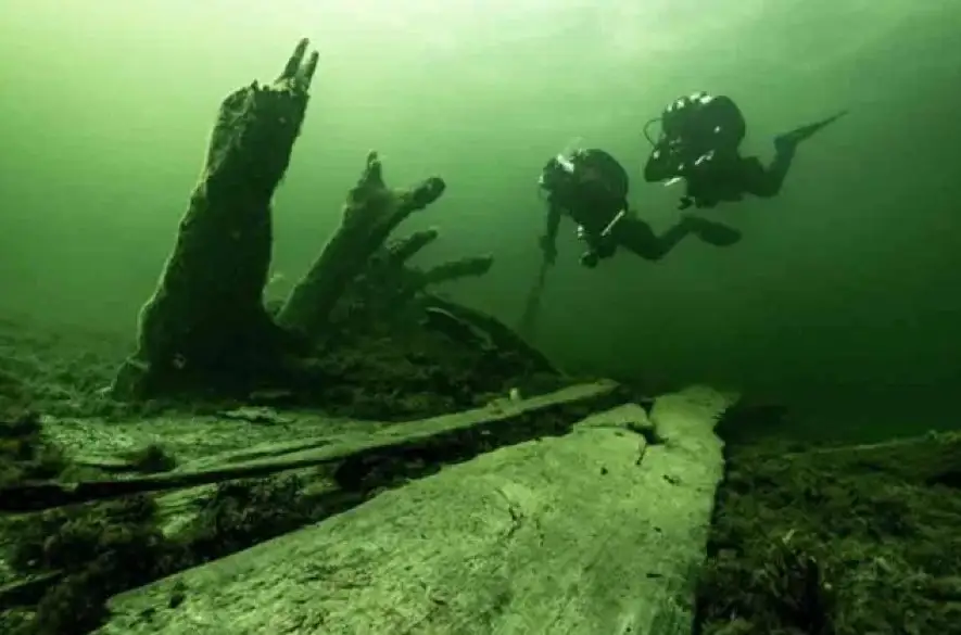 Archeológovia našli unikátnu truhlicu so zbraňami na vraku lode z 15. storočia pri Švédsku