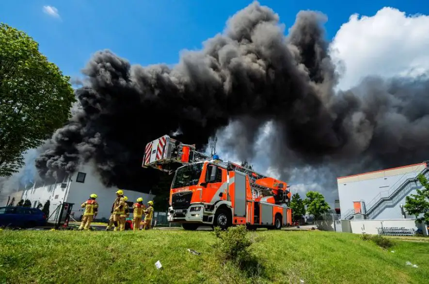 AKTUALITA Jedovatý mrak nad Berlínom. Obrovský požiar vo výrobnej hale firmy vyrábajúcej zbrane poskytnuté Ukrajine + VIDEO