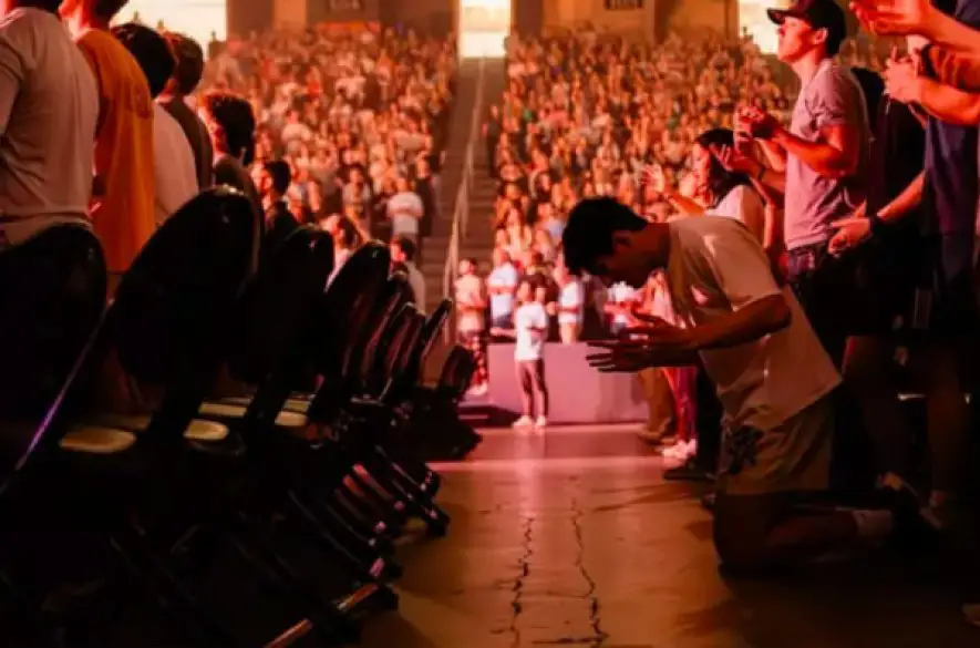 Na amerických internátoch sa ku viere v Ježiša obracajú stovky mladých + VIDEO