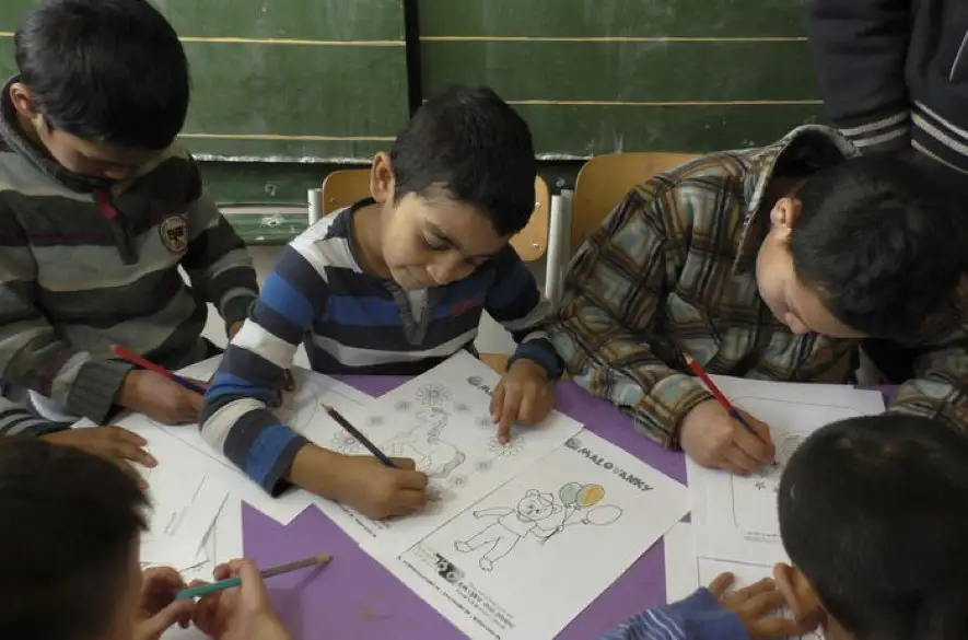 Deti z marginalizovaných rómskych komunít by sa mali učiť v oddelených triedach či školách. Myslí si to 60 percent Slovákov, ukázal prieskum