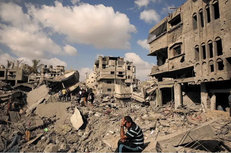 Pri izraelskom útoku v Rafahu zomrelo najmenej 16 osôb. Izraelská armáda vyzvala obyvateľov mesta na evakuáciu