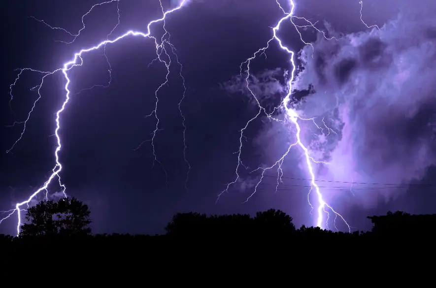 Budú víkendové búrky pokračovať? Meteorológovia varujú, tieto dni nebudú len o teplom, slnečnom počasí