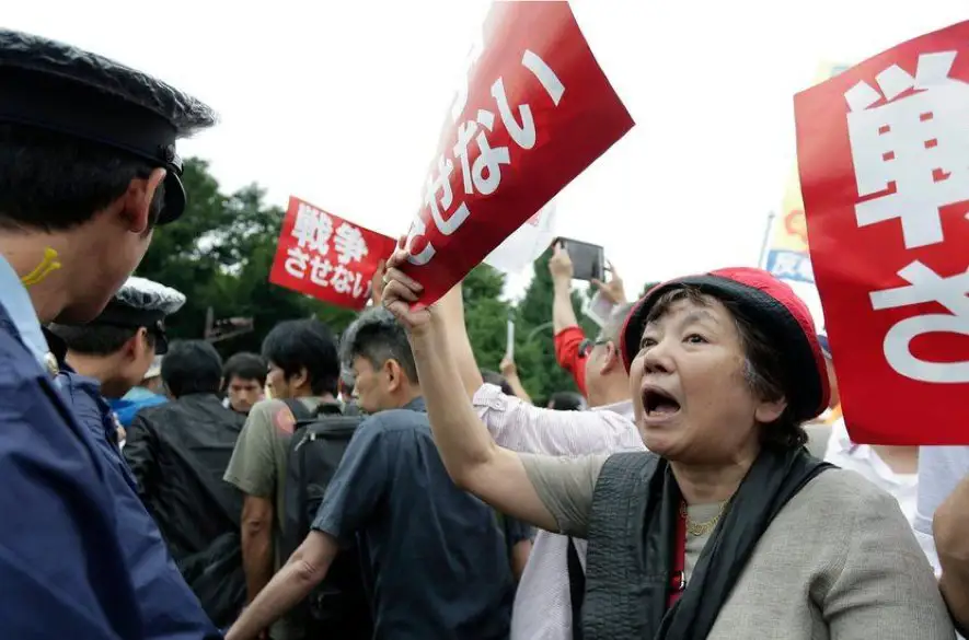 Viac ako 30 000 ľudí v Tokiu demonštrovali za obranu japonskej pacifistickej ústavy