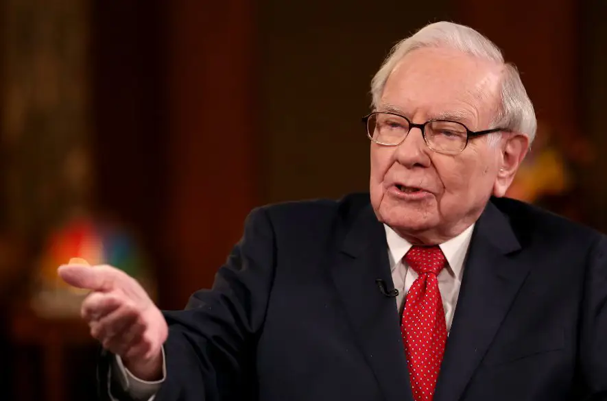 Investičná legenda Buffett: Podvody s umelou inteligenciou budú ďalším veľkým rastúcim odvetvím. A to ma desí