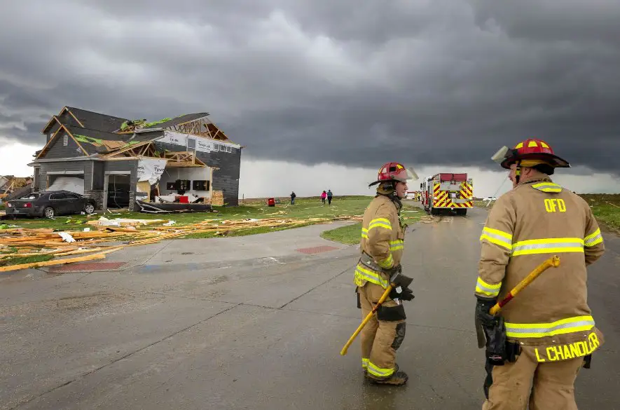 AKTUALITA  Silné tornádo v americkom štáte Nebraska v priamom prenose zničilo budovu + VIDEO
