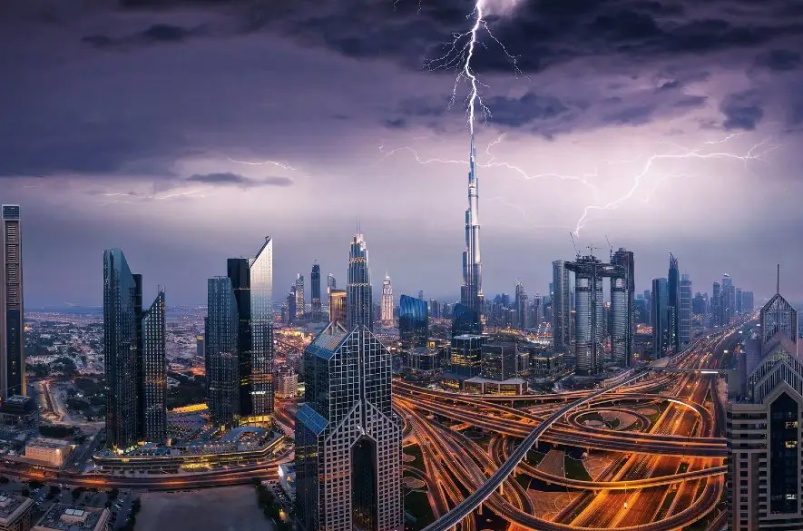 Takto vládnu dažďu v Emirátoch: Z lietadla uvoľňujú chemikáliu do oblakov