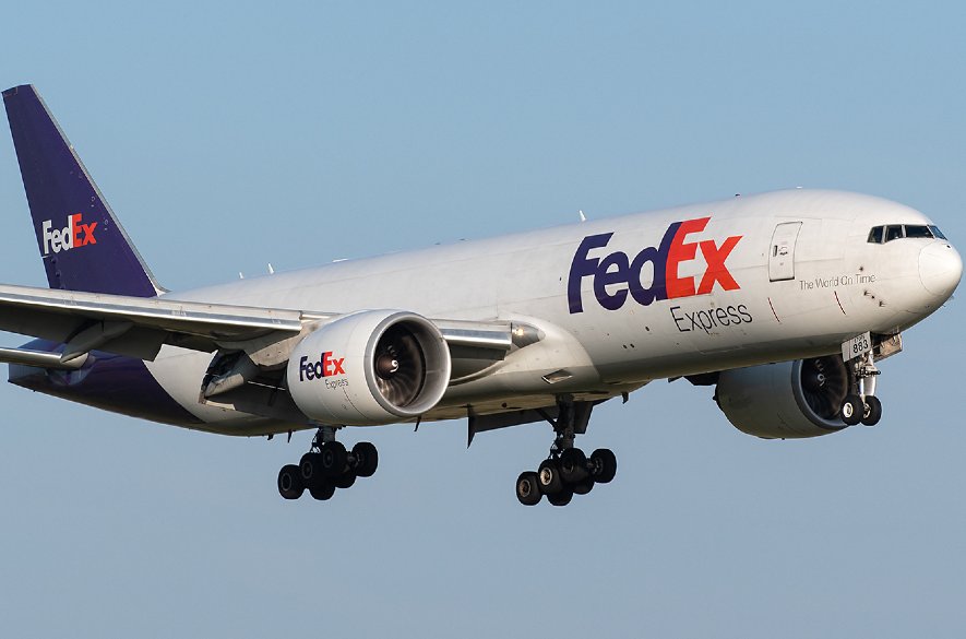 Iskry a dym. Boeing s poruchou podvozku pristál v Istanbule na nose + VIDEO