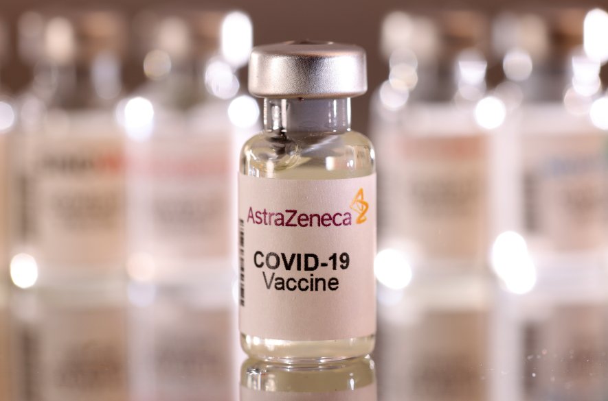 EMA zrušila povolenie na očkovanie proti COVIDu od AstraZeneca. Môže spôsobiť krvné zrazeniny