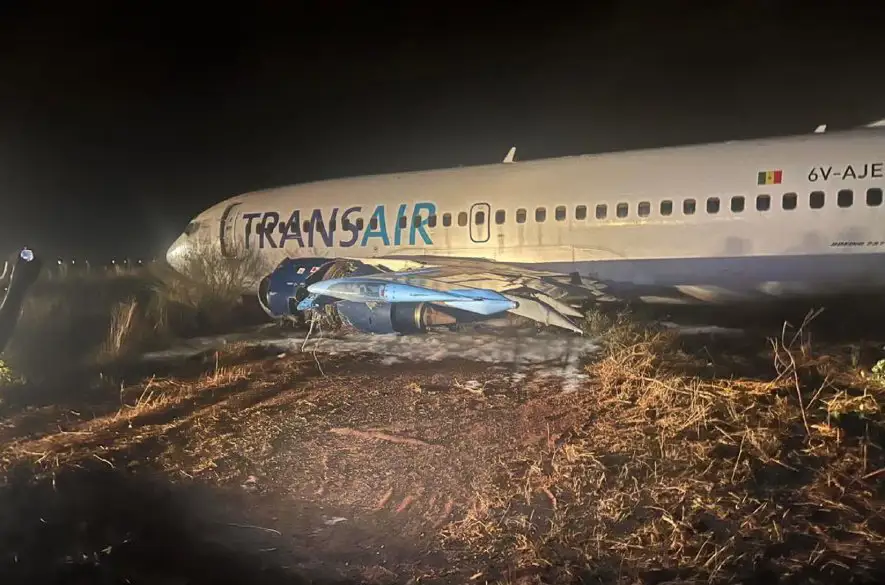 Pri Dakare zišlo lietadlo z dráhy. Zranilo sa 11 ľudí
