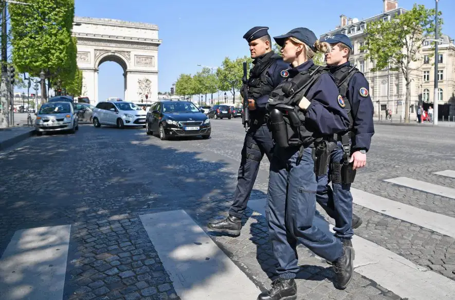 Vypočúvaný muž postrelil dvoch policajtov v Paríži, sú vo vážnom stave