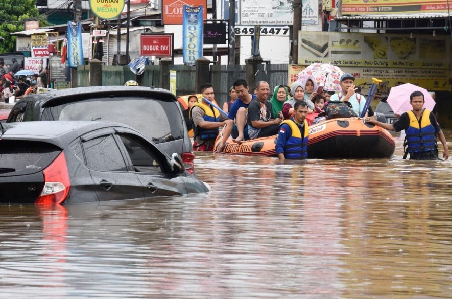Masívne záplavy v Indonézii: O život prišlo najmenej  41 ľudí, ďalší sú nezvestní