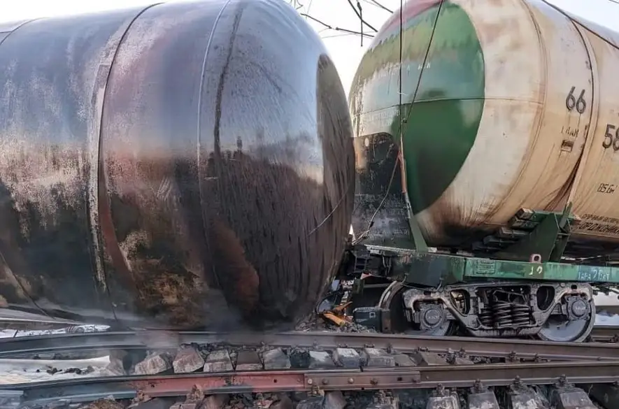 V Rusku sa vykoľajil nákladný vlak. Moskva hovorí o zásahu zvonka