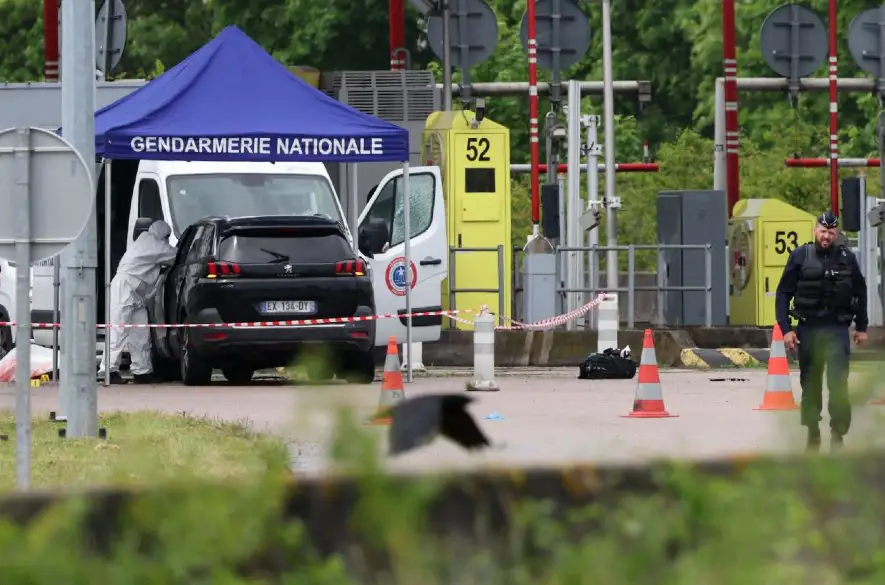 Veľké pátranie vo Francúzsku: Útočníci prepadli dodávku, zastrelili strážcov, oslobodili väzňa + VIDEO