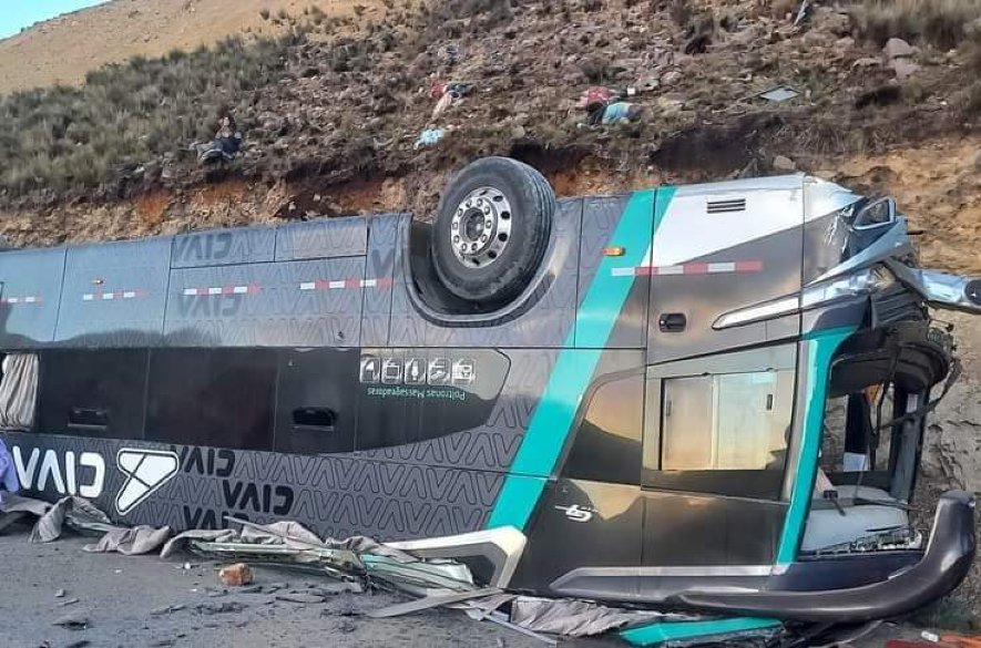 Peru: Autobus sa prevrátil na strechu a rútil sa dole svahom. Pri tragédii zomrelo 16 ľudí