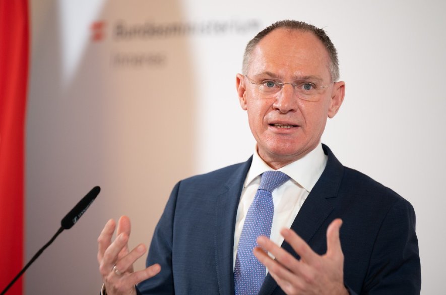 Podľa rakúskeho ministra opatrenia proti nelegálnym migrantom fungujú