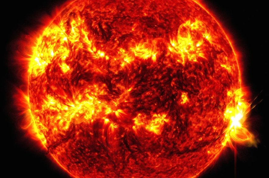 Vedci zaznamenali najväčšiu slnečnú erupciu za takmer 2 desaťročia. Zem by tentoraz mala byť mimo cesty +VIDEO
