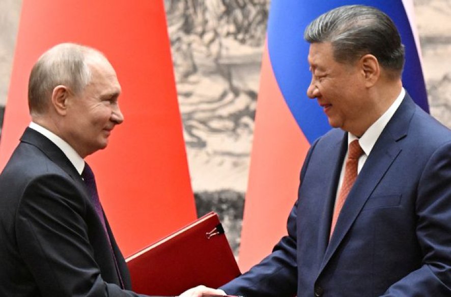 Rusko hľadá spojencov všade na svete. Putin je v Pekingu a snaží sa znova uloviť Čínu, no časy medových týždňov sú už dávno preč (komentár Iva Samsona)